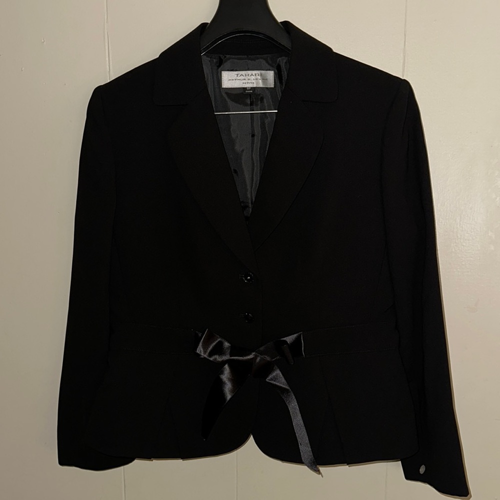 Tahari Arthur’s Levine petite 2pc